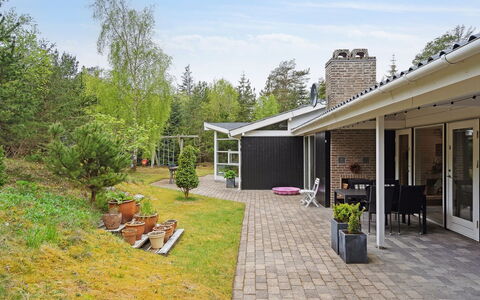Seraphina - 2Km from the Sea: Strauch, Zuhause, Haus, Wohngebiet, Dach, Hütte, Garten, Ground, Rasen, Estate