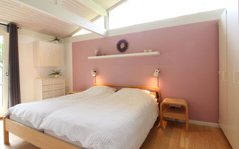 Seraphina - 2Km from the Sea: Möbel, Bett, Schlafzimmer, Interior Design, Wand, Bedding, Fussboden, Holz, Bettdecke, Decke