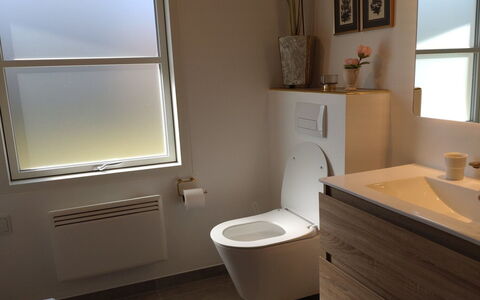 Seraphina - 2Km from the Sea: Toilleten Sitz, Toilette, Armatur, Wand, Flooring, Badezimmer, Fussboden, Interior Design, Installation, Zimmer