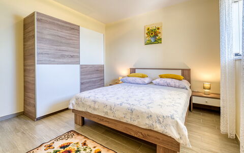 Edita: Bett, Möbel, Schlafzimmer, Interior Design, Bettdecke, Bedding, Holz, Fussboden, Linens, Flooring