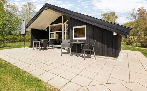 Frimanda - 200M from the Sea: Flooring, Wand, Fussboden, Interior Design, Holz, Decke, Holzboden, Beleuchtung, Möbel, Laminatboden