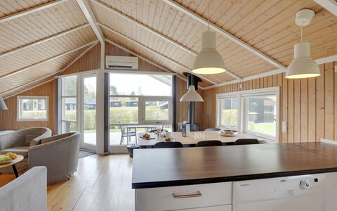Frimanda - 200M from the Sea: Flooring, Wand, Fussboden, Interior Design, Holz, Decke, Holzboden, Beleuchtung, Möbel, Laminatboden
