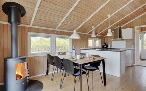 Frimanda - 200M from the Sea: Flooring, Wand, Fussboden, Interior Design, Holz, Decke, Holzboden, Beleuchtung, Möbel, Laminatboden