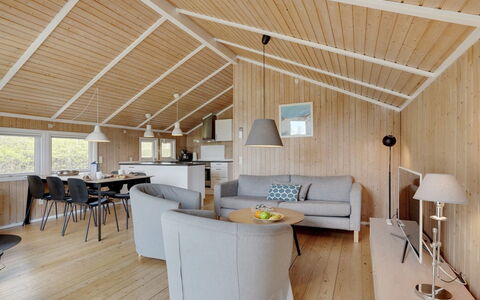 Frimanda - 200M from the Sea: Flooring, Wand, Fussboden, Interior Design, Holz, Decke, Holzboden, Beleuchtung, Möbel, Laminatboden