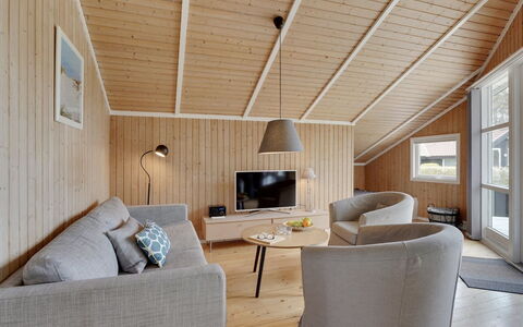 Frimanda - 200M from the Sea: Flooring, Wand, Fussboden, Interior Design, Holz, Decke, Holzboden, Beleuchtung, Möbel, Laminatboden