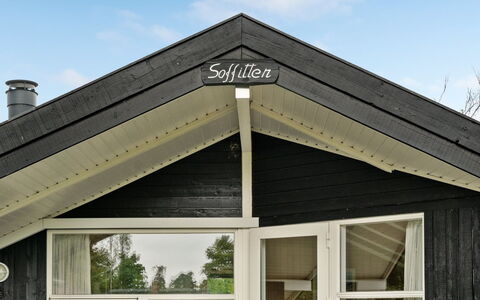 Frimanda - 200M from the Sea: Flooring, Wand, Fussboden, Interior Design, Holz, Decke, Holzboden, Beleuchtung, Möbel, Laminatboden