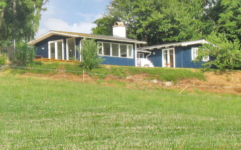 Hoimar - 400M from the Sea: Dach, Haus, Zuhause, Hütte, Tür, Abstellgleis, Deck, Veranda, Planke, Hartholz