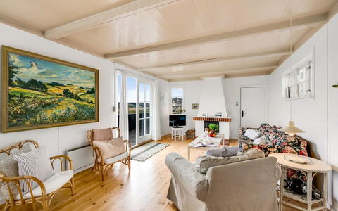 Jamie - 200M from the Sea: Decke, Flooring, Interior Design, Fussboden, Verbundwerkstoff, Möbel, Resort, Hotel, Design, Daylighting