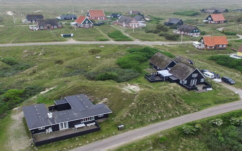 Jamie - 200M from the Sea: Decke, Flooring, Interior Design, Fussboden, Verbundwerkstoff, Möbel, Resort, Hotel, Design, Daylighting