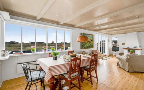 Jamie - 200M from the Sea: Decke, Flooring, Interior Design, Fussboden, Verbundwerkstoff, Möbel, Resort, Hotel, Design, Daylighting