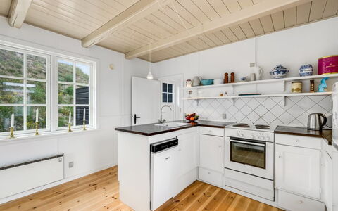 Jamie - 200M from the Sea: Decke, Flooring, Interior Design, Fussboden, Verbundwerkstoff, Möbel, Resort, Hotel, Design, Daylighting