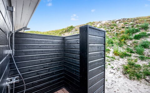 Jamie - 200M from the Sea: Decke, Flooring, Interior Design, Fussboden, Verbundwerkstoff, Möbel, Resort, Hotel, Design, Daylighting