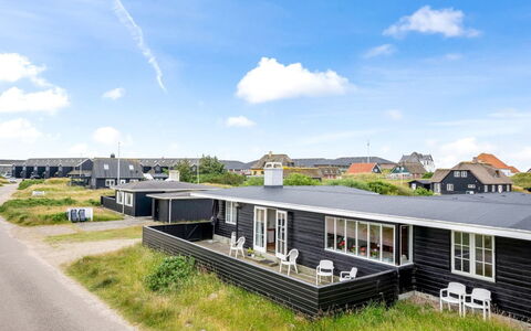 Jamie - 200M from the Sea: Decke, Flooring, Interior Design, Fussboden, Verbundwerkstoff, Möbel, Resort, Hotel, Design, Daylighting