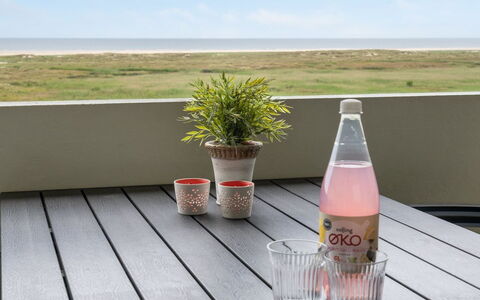 Edelina - 50M from the Sea: Gebäude, Haus, Fenster, Zuhause, Dach, Wohngebiet, Strauch, Hütte, Grundstueck