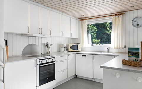 Maija - 1.4Km from the Sea: Küche, Countertop, Küchengerät, Interior Design, Flooring, Decke, Major Appliance, Cabinetry, Zuhause, Haushaltsgerät