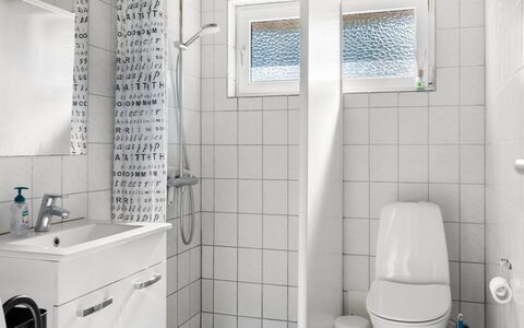 Maija - 1.4Km from the Sea: Badezimmer, Armatur, Interior Design, Sinken, Flooring, Toilette, Fussboden, Bad Sink, Zapfhahn, Installation