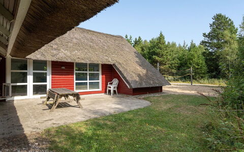 Jenna - 1.4Km from the Sea: Gras, Haus, Dach, Zuhause, Hütte, Strauch, Grundstueck, Ländliches Gebiet, Bauernhaus, Ground