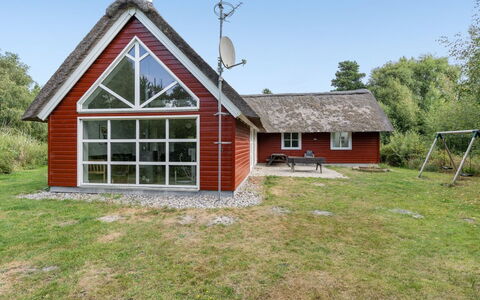 Jenna - 1.4Km from the Sea: Gras, Haus, Dach, Zuhause, Hütte, Strauch, Grundstueck, Ländliches Gebiet, Bauernhaus, Ground