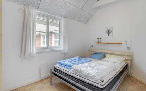 Jenna - 1.4Km from the Sea: Holz, Flooring, Möbel, Fussboden, Interior Design, Schlafzimmer, Decke, Bett, Beleuchtung, Holzboden