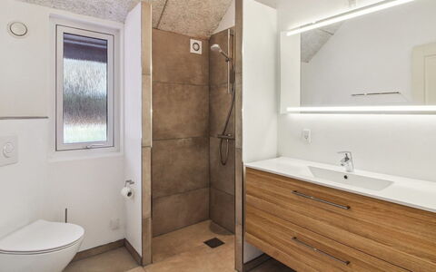 Jenna - 1.4Km from the Sea: Flooring, Wand, Fussboden, Holz, Armatur, Interior Design, Badezimmer, Bad Sink, Badezimmerschrank, Decke