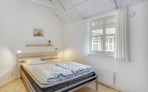 Jenna - 1.4Km from the Sea: Holz, Decke, Interior Design, Flooring, Schlafzimmer, Fussboden, Bett, Beleuchtung, Möbel, Zimmer