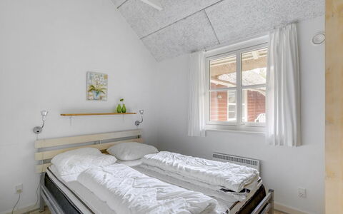 Jenna - 1.4Km from the Sea: Holz, Schlafzimmer, Decke, Flooring, Interior Design, Bett, Fussboden, Möbel, Bedding, Zimmer