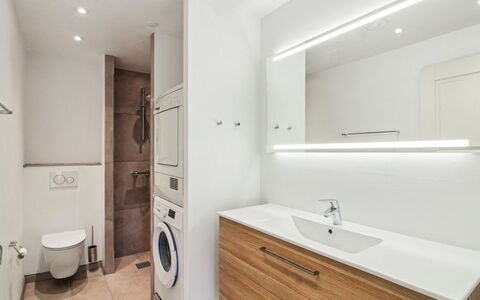 Jenna - 1.4Km from the Sea: Flooring, Interior Design, Fussboden, Badezimmerschrank, Holz, Armatur, Bad Sink, Badezimmer, Decke, Zapfhahn