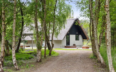 Aghwith - 1.2Km from the Sea: Wohngebiet, Dach, Vorort, Auffahrt, Estate, Kamin