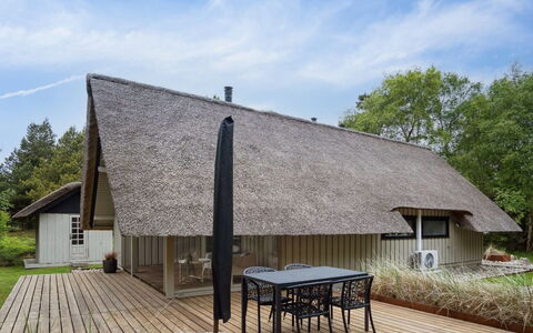 Aghwith - 1.2Km from the Sea: Wohngebiet, Dach, Vorort, Auffahrt, Estate, Kamin