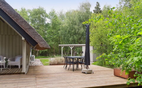 Aghwith - 1.2Km from the Sea: Wohngebiet, Dach, Vorort, Auffahrt, Estate, Kamin