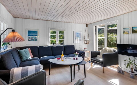 Soleil - 300M from the Sea: Holz, Zuhause, Haus, Interior Design, Möbel, Wohnzimmer, Hütte, Decke, Couch
