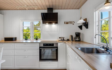 Soleil - 300M from the Sea: Küche, Flooring, Countertop, Holz, Interior Design, Küchengerät, Cabinetry, Fussboden, Decke, Holzboden