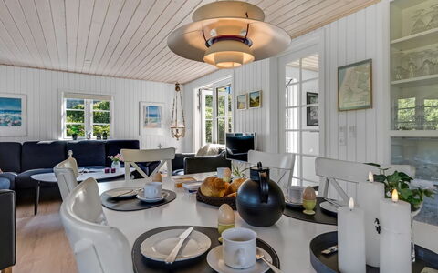 Soleil - 300M from the Sea: Zuhause, Interior Design, Möbel, Decke, Stuhl, Hütte, Light Fixture, Küche & Esszimmer Tisch, Wohnzimmer, Hartholz