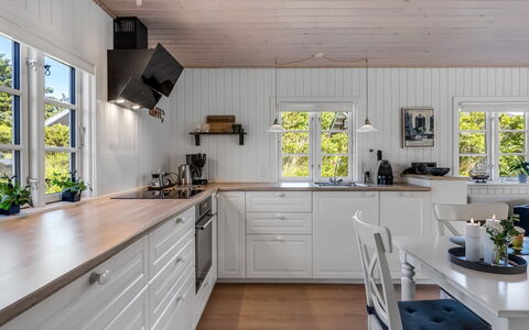 Soleil - 300M from the Sea: Holz, Flooring, Küche, Interior Design, Countertop, Zuhause, Fussboden, Cabinetry, Holzboden, Möbel
