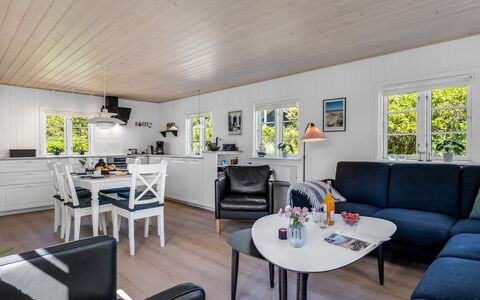 Soleil - 300M from the Sea: Holz, Möbel, Zuhause, Haus, Interior Design, Tür, Wohnzimmer, Hütte, Couch, Decke
