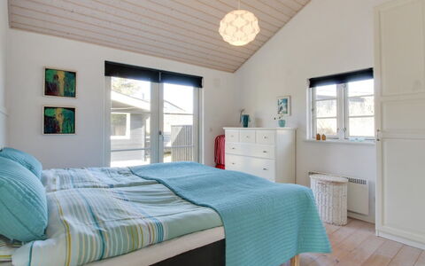 Soleil - 300M from the Sea: Möbel, Interior Design, Schlafzimmer, Bett, Decke, Holz, Flooring, Fussboden, Zimmer, Bettdecke