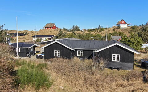 Soleil - 300M from the Sea: Gras, Haus, Dach, Zuhause, Hütte, Strauch, Grundstueck, Ländliches Gebiet, Bauernhaus, Ground