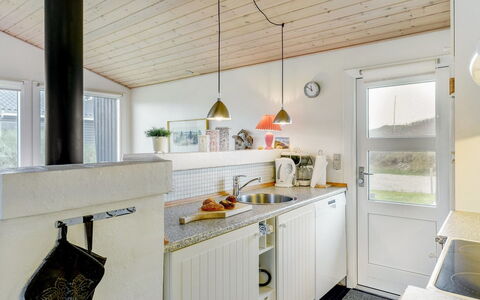 Galena - 100M from the Sea: Interior Design, Decke, Holz, Küche, Flooring, Countertop, Light Fixture, Möbel, Fussboden, Cabinetry