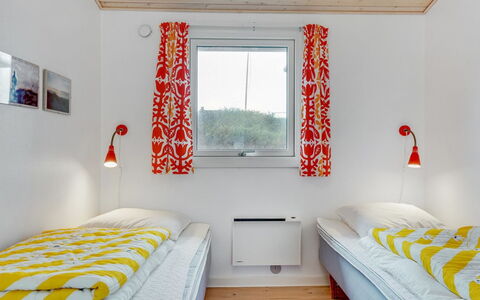 Galena - 100M from the Sea: Schlafzimmer, Farbe, Bedding, Bett, Linens, Daylighting, Bettrahmen, Bettdecke