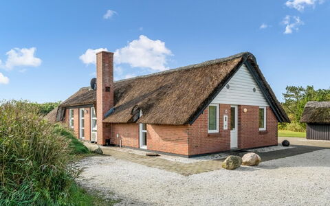 Ruse - 500M from the Sea: Dachdecken, Hütte, Haus, Dach, Zuhause, Bauernhaus, Hütte, Estate, Dorf