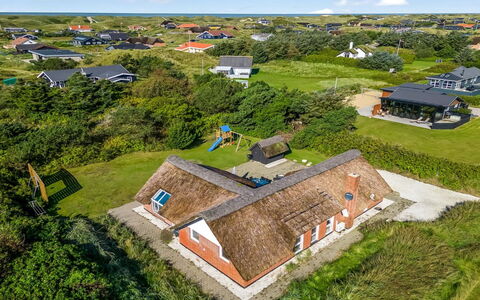 Ruse - 500M from the Sea: Dachdecken, Hütte, Haus, Dach, Zuhause, Bauernhaus, Hütte, Estate, Dorf