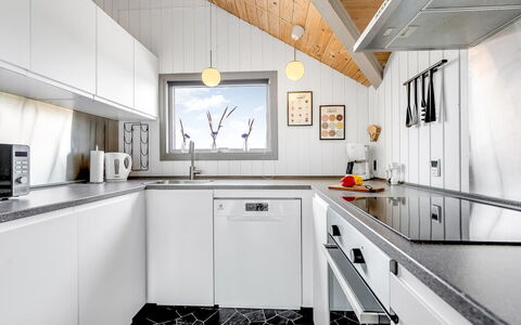 Valia - 400M to the Fjord: Küche, Countertop, Decke, Küchengerät, Interior Design, Major Appliance, Zuhause, Flooring, Haushaltsgerät, Light Fixture