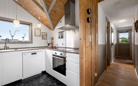 Valia - 400M to the Fjord: Holz, Decke, Küche, Interior Design, Zuhause, Flooring, Möbel, Countertop, Light Fixture, Hartholz