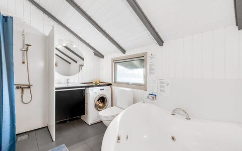 Valia - 400M to the Fjord: Armatur, Decke, Fussboden, Flooring, Interior Design, Zuhause, Installation, Zapfhahn, Badezimmer, Badewanne