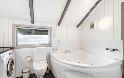 Valia - 400M to the Fjord: Armatur, Decke, Flooring, Interior Design, Fussboden, Badezimmer, Zapfhahn, Installation, Badewanne, Zuhause