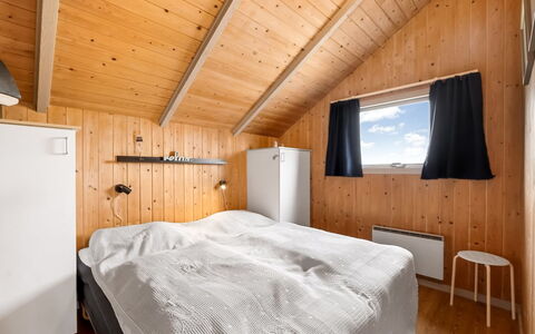 Valia - 400M to the Fjord: Holz, Schlafzimmer, Decke, Zuhause, Bett, Bettrahmen, Holzbeize, Bedding, Hartholz, Bettdecke