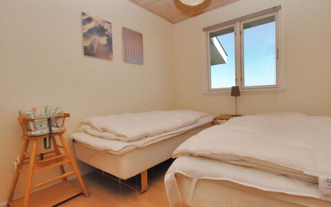 Ernbiorn - from the Sea: Bett, Schlafzimmer, Fussboden, Möbel, Bettdecke, Holz, Flooring, Bedding, Interior Design, Zimmer