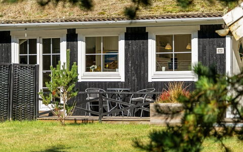 Eimi - 1.5Km from the Sea: Dach, Zuhause, Tür, Hütte, Schatten, Abstellgleis, Garten, Estate, Hinterhof