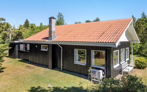 Rustam - 600M from the Sea: Hütte, Zuhause, Haus, Dach, Veranda, Estate, Abstellgleis, Gartenbauten, Bauernhaus, Garten