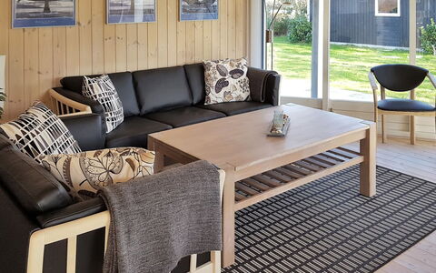 Augusta - 700M from the Sea: Wohngebiet, Dach, Vorort, Auffahrt, Estate, Kamin